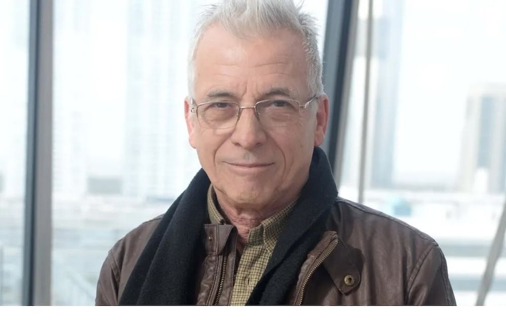 “Yo no puedo en la función de hoy parar y decir ‘perdón, estoy enfermo, me olvidé la letra, un segundito’. No puedo. Tengo que hacer el esfuerzo sobrehumano de reencontrarme con el hilo”, dijo el actor que trabaja en la obra teatral “Un judío común y corriente”. Foto: Gentileza.