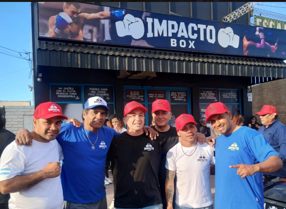 Claudio Tapia será uno de los entrenadores del flamante gimnasio. El ex retador al título intercontinental posó junto a “Locomotora” Castro, el propietario Mauricio Moreno, Juan Carlos Reveco y Jonathan Barros.