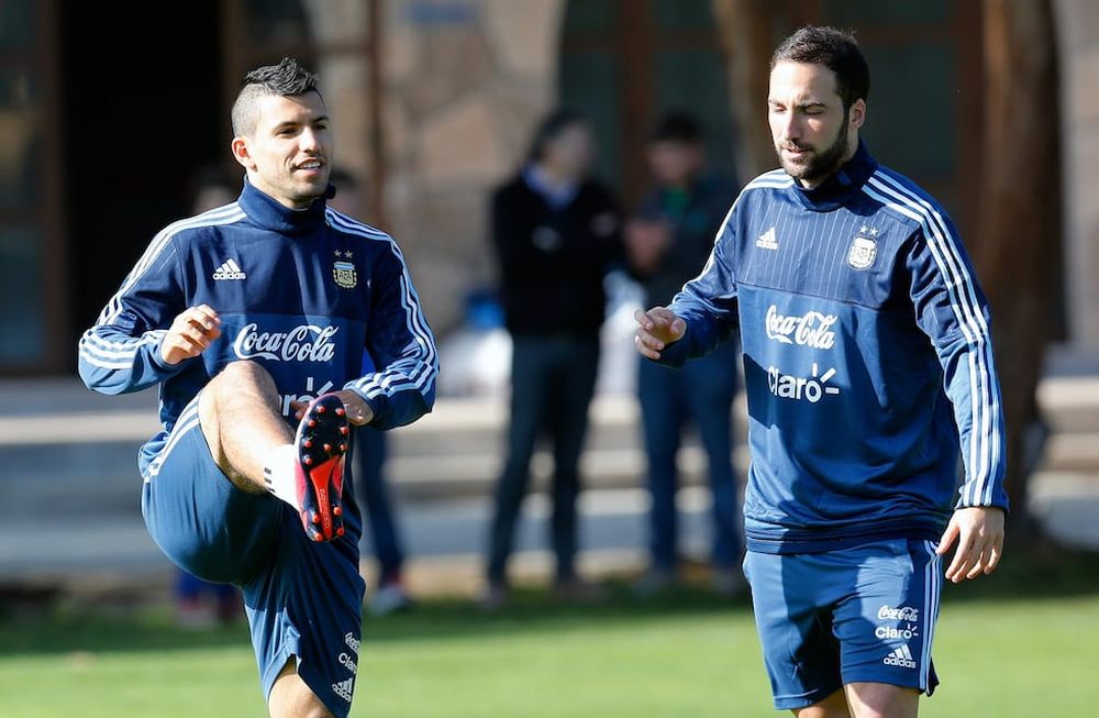 Para Kempes, Higuaín y Agüero no pueden faltar en la Selección argentina
