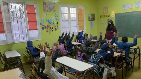 Los Andes | La seño Clara en la Escuela Carmen Ponce de Videla, en la vuelta a clases presenciales con la totalidad de alumnos. Foto: Orlando Pelichotti / Los Andes