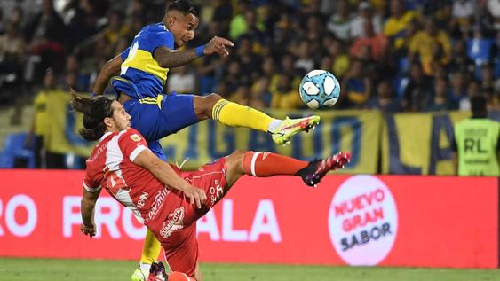 Sebastián Villa de Boca se lleva la pelota ante la marca de Kevin MacAllister de Argentinos. Boca Juniors venció 1 a 0 a Argentinos Jr. en la semifinal por Copa Argentina 2021  en el estadio Malvinas Argentinas. Foto Marcelo Rolland