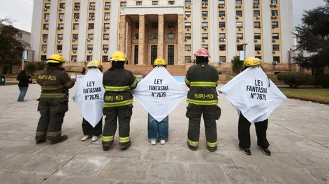 Bomberos voluntarios reclamaron en Casa de Gobierno. (Daniel Caballero - Los Andes)