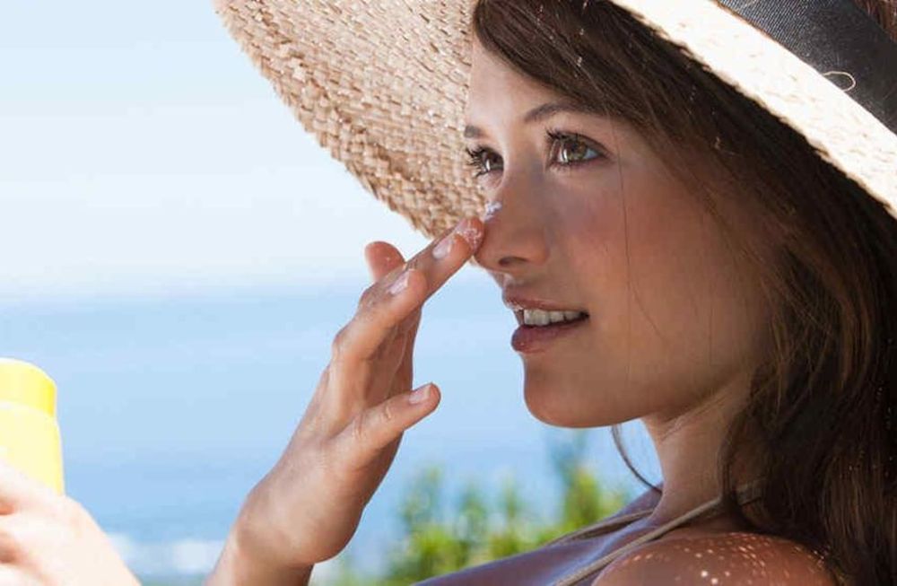 La luz ultravioleta es la principal causante de cáncer de piel de los tipos más frecuentes. También es responsable del 90% del envejecimiento de la piel.