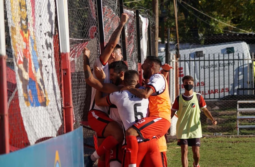 Lucas López el héroe. Ingresó y en la primera pelota que tocó le dio el triunfo al Cruzado. / Gentileza: Prensa CDM.
