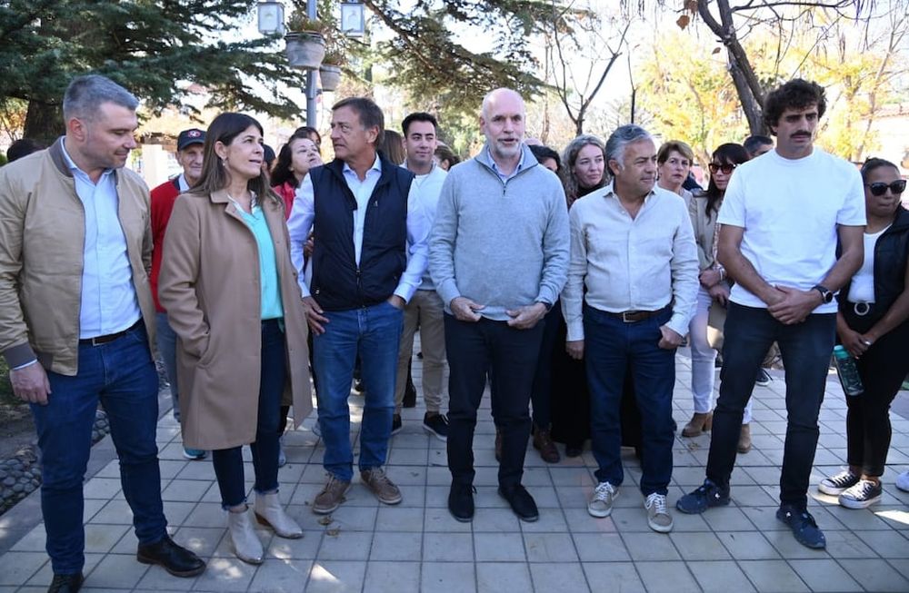 El precandidato presidencial del Pro, Horacio Rodríguez Larreta, estuvo con los radicales Rodolfo Suárez, Alfredo Cornejo, Natalio Mema y Diego Costarelli en la Plaza de Chacras de Coria.