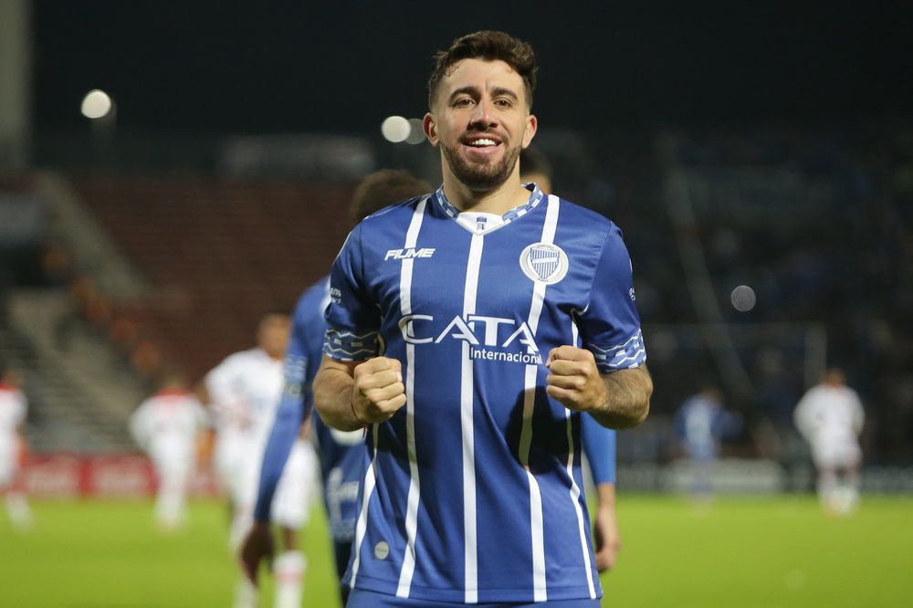 Godoy Cruz se puso en ventaja con un tanto de Agustín Auzmendi. 