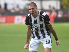 Agustín Módica festeja el golazo del empate, duelo en el que el Lobo le dio vuelta el partido a Vélez y se impuso 3 a 2. Agustín Módica festeja el golazo del empate, duelo en el que el Lobo le dio vuelta el partido a Vélez y se impuso 3 a 2.