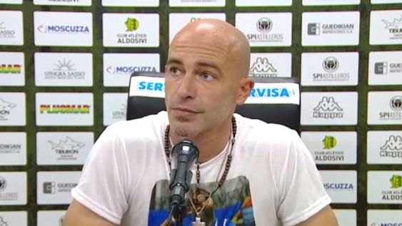 Homenaje. El Gallego Méndez lució en la conferencia de prensa la remera con la imagen del Morro García con la que salieron a la cancha. / Prensa Club Godoy Cruz.