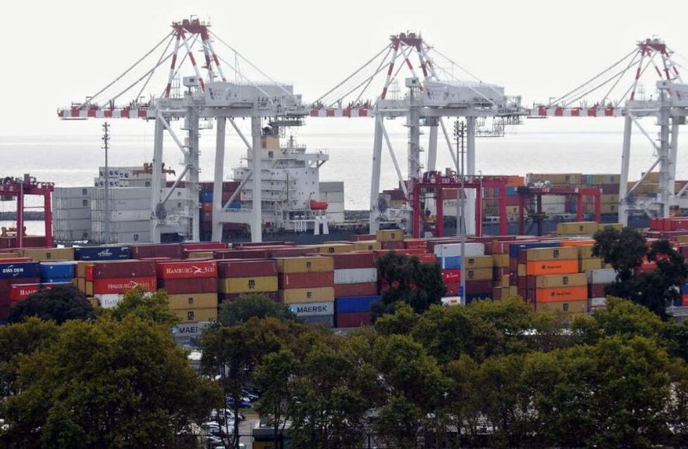 Diciembre cerró con superávit comercial pese al fuerte avance importador.