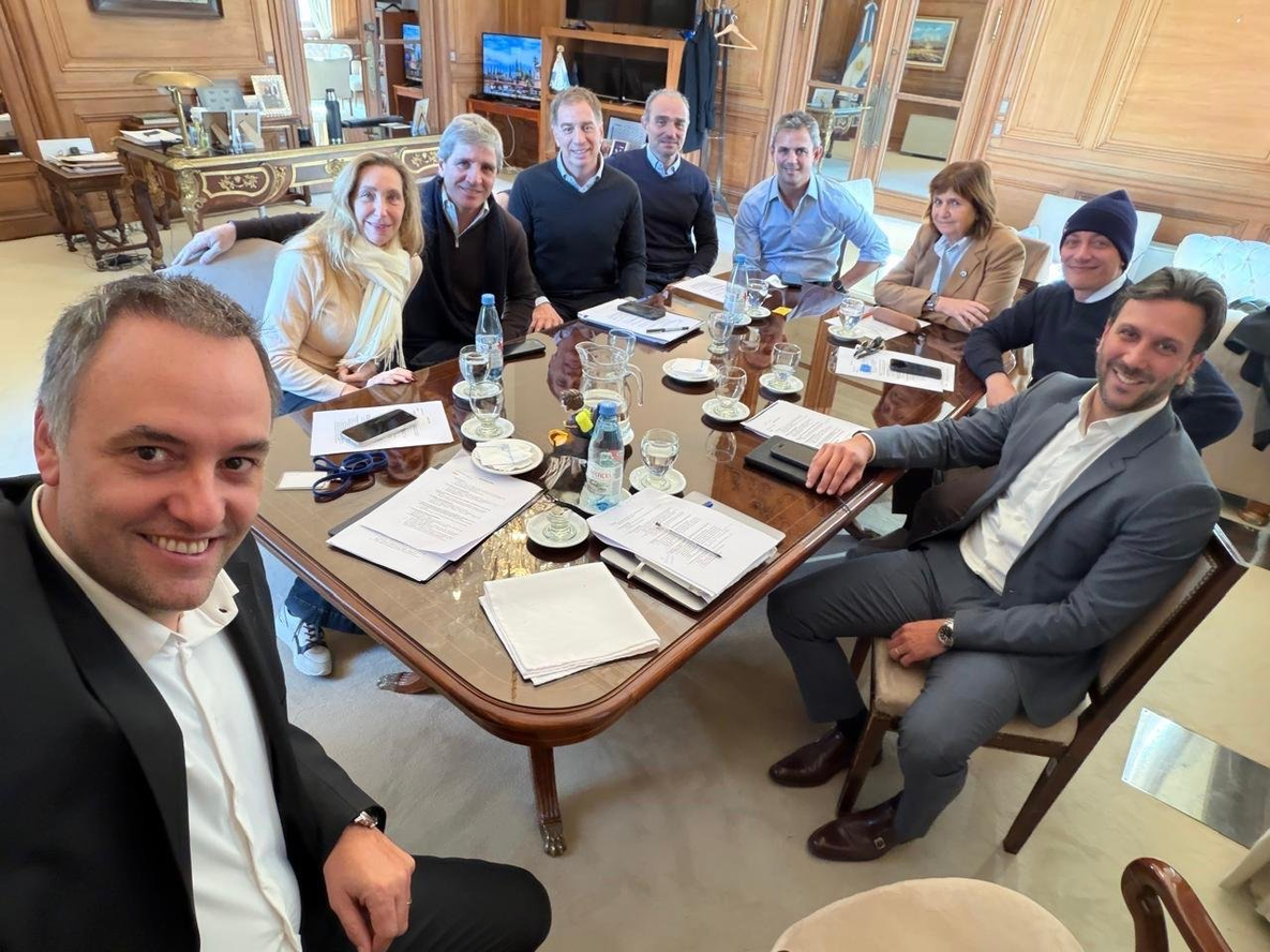 La mesa política de Javier Milei se reunió en Casa Rosada en medio de la tensión interna.