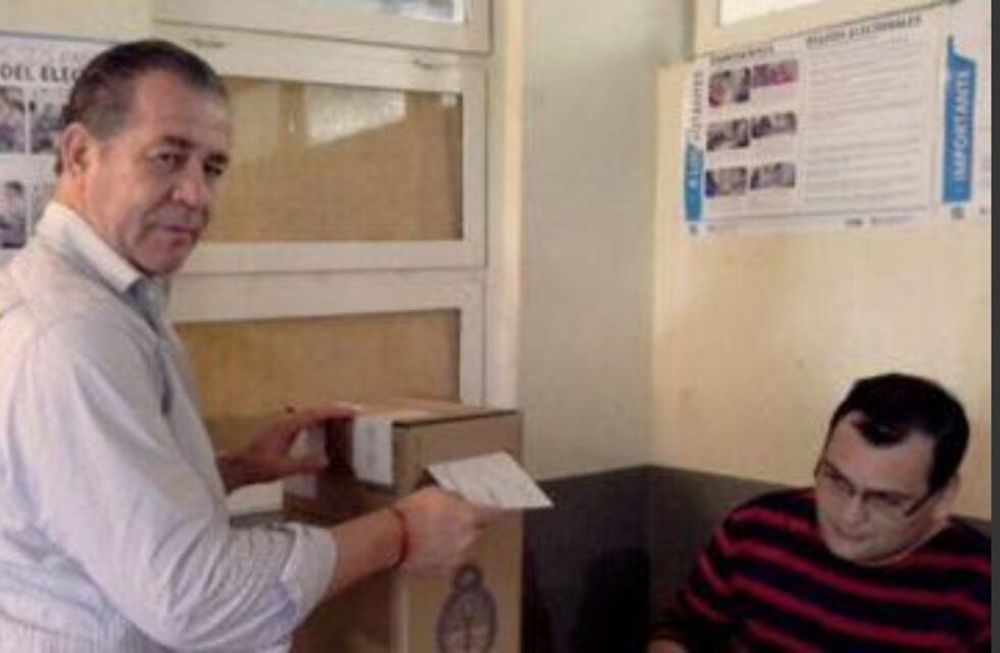 Está acusado de privación ilegitia de la libertad, abuso sexual gravemente ultrajante, abuso sexual con acceso carnal agravado por la convivencia de una menor de 18 años y coacción.