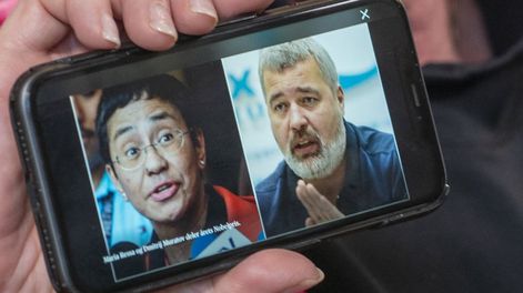 La presidenta del Comité Noruego, Berit Reiss-Andersen, muestra a los ganadores del Premio de la Paz : Maria Ressa y Dmitry Muratov. / Heiko Junge