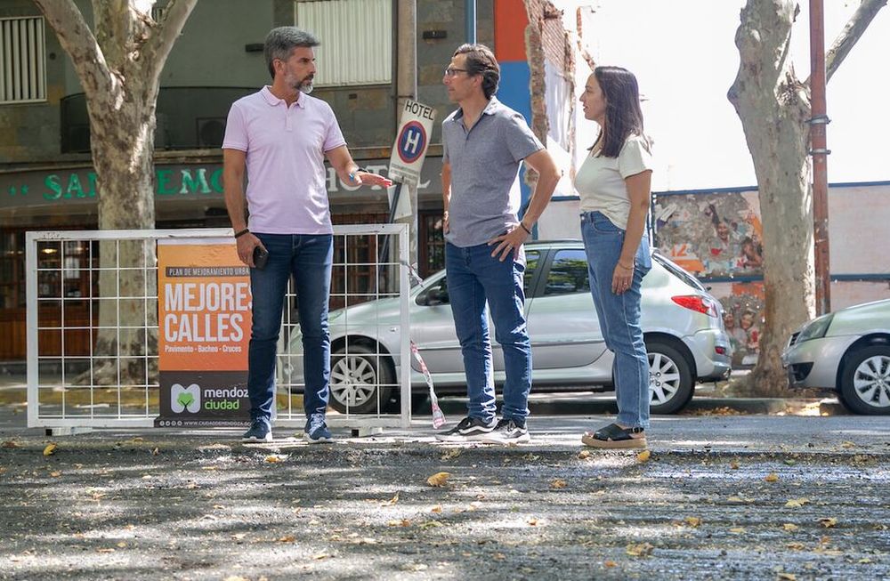 Ulpiano Suarez recorrió el inicio de obras en las arterias de Mitre y Godoy Cruz. Foto: Prensa Ciudad de Mendoza