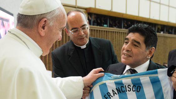 El Papa Francisco junto a Diego Maradona El Papa Francisco junto a Diego Maradona