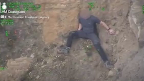 La Guardia Costera rescató a un hombre que quedó atrapado a más de 20 metros de altura mientras escalaba por un acantilado