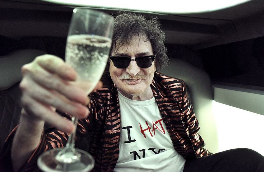 Charly García salió al balcón para celebrar su cumpleaños con sus fans
