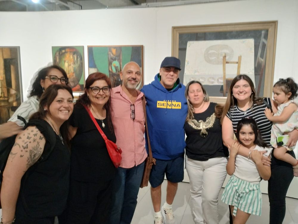 Cristian Castro no tuvo problemas en fotografiarse junto a quienes se acercaron a él en el Museo de Arte Moderno de Mendoza. / Gentileza: Miguel Montalto