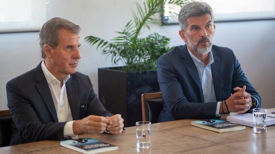 ulpiano suarez acompano a martin redrado en el lanzamiento de su ultimo libro