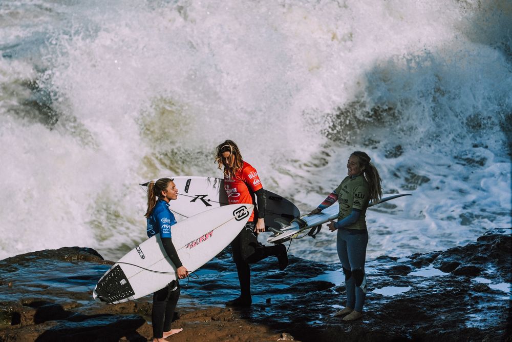Las chicas antes de tirarse al mar desde las rocas.
