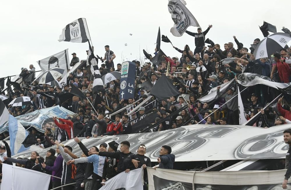Espectacular recibimiento por parte de la gente del Lobo a su equipo antes de jugar el superclásico mendocino. / Foto: Orlando Pelichotti (Los Andes).
