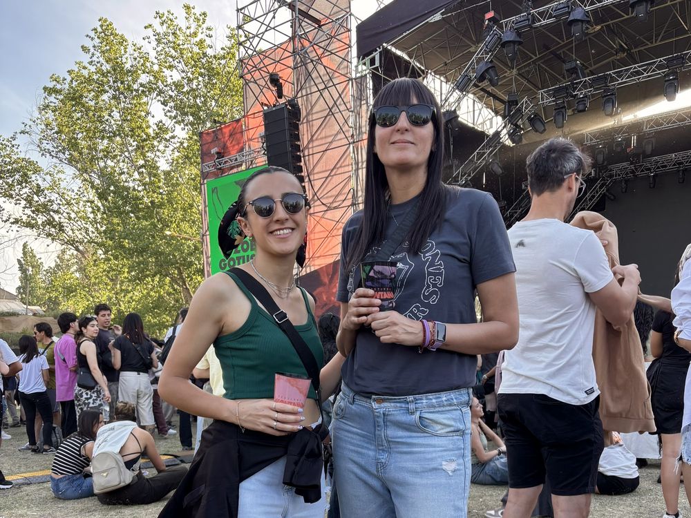 Mariana y Flor, entusiasmadas con el line up del Festival Montaña, se sumaron al espíritu joven del evento.