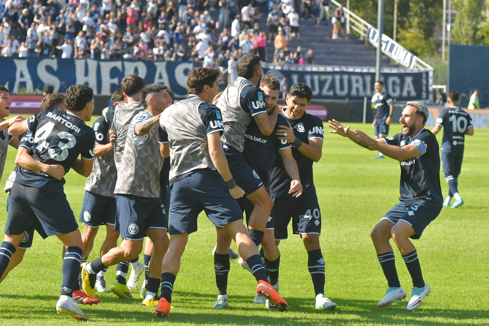 La Lepra manda en el Liga Profesional y en el Grupo C en la Copa Libertadores.