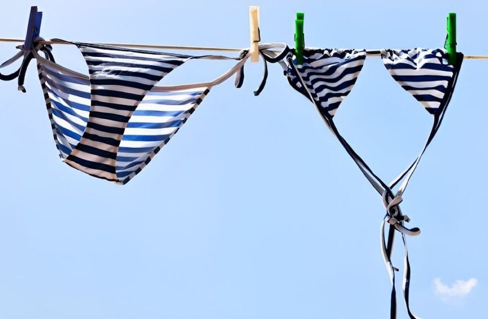 Con la llegada del verano y el aumento de las temperaturas se vuelve indispensable tener nuestras mallas o trajes de baño en perfectas condiciones.