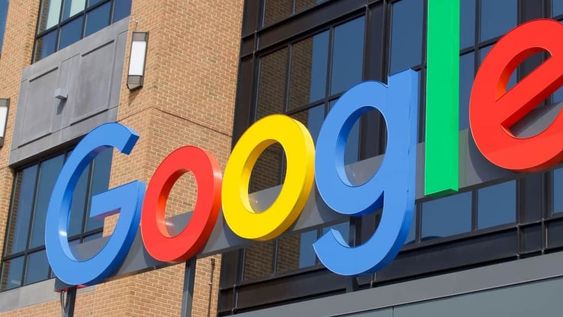 El gigante tecnológico otorgará 10 mil becas en Argentina para estudiar Inteligencia Artificial.