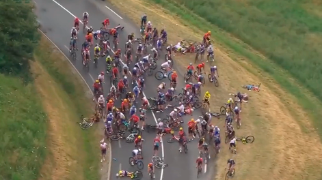 La etapa se neutralizó por 25 minutos y luego se retomó con normalidad. Foto Captura: Twitter / @MazaCiclismo