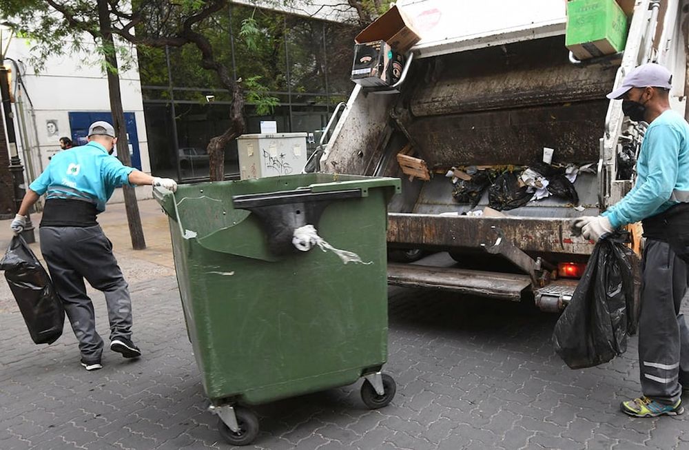 En Capital prometen que no se resentirá la recolección a pesar del paro.Obreros de la municipalidad de Capital, recolectando la basura sobre calle Garibaldi de Ciudad. / Foto archivo Los Andes