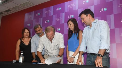 Los Andes | En el comité provincia de la Unión Cívica Radical de Mendoza se realizó la firma del Frente Cambia Mendoza. Foto: José Gutierrez / Los Andes