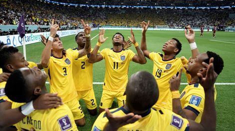 Valencia celebra junto a sus compañeros su gol en Qatar (Foto: AP).