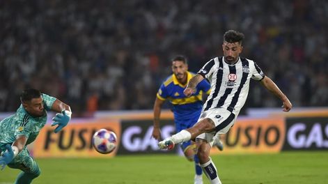 Michael Santos y la jugada del 1 a 0 de Talleres ante Boca. Estaba habilitado. (Facundo Luque / La Voz).