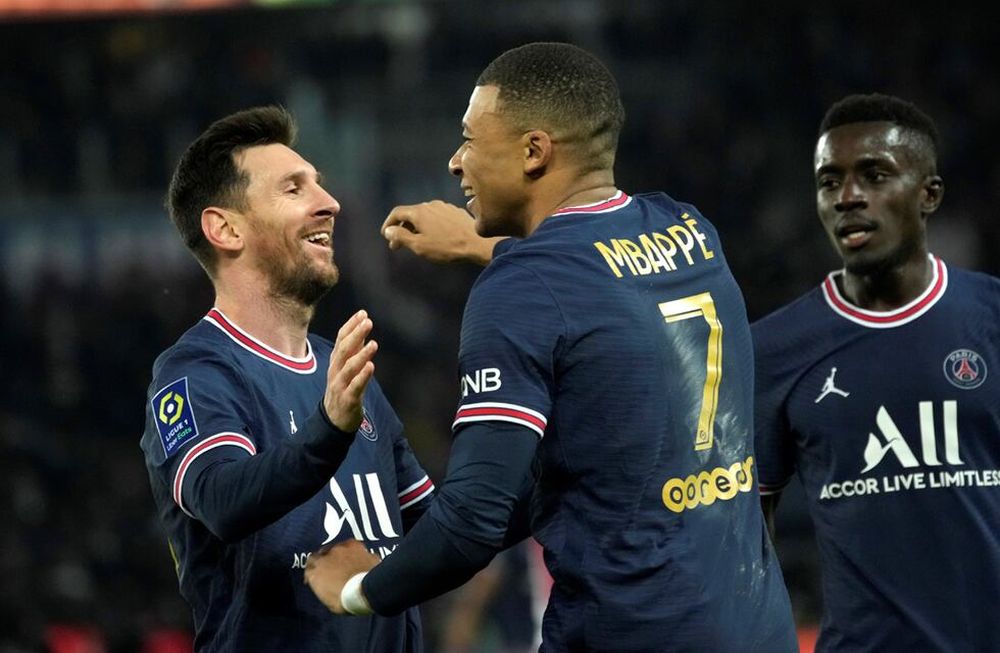 El Paris Saint Germain lució una indumentaria especial para homenajear el séptimo Balón de Oro conseguido por Lionel Messi. (AP)