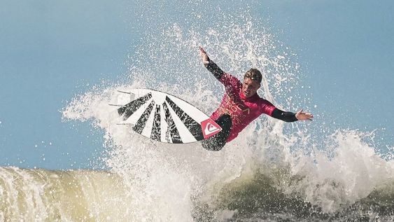 SURF. &nbsp;A Passeri le dio tiempo también para jugar al tejo mientras esperaba a sus rivales.
