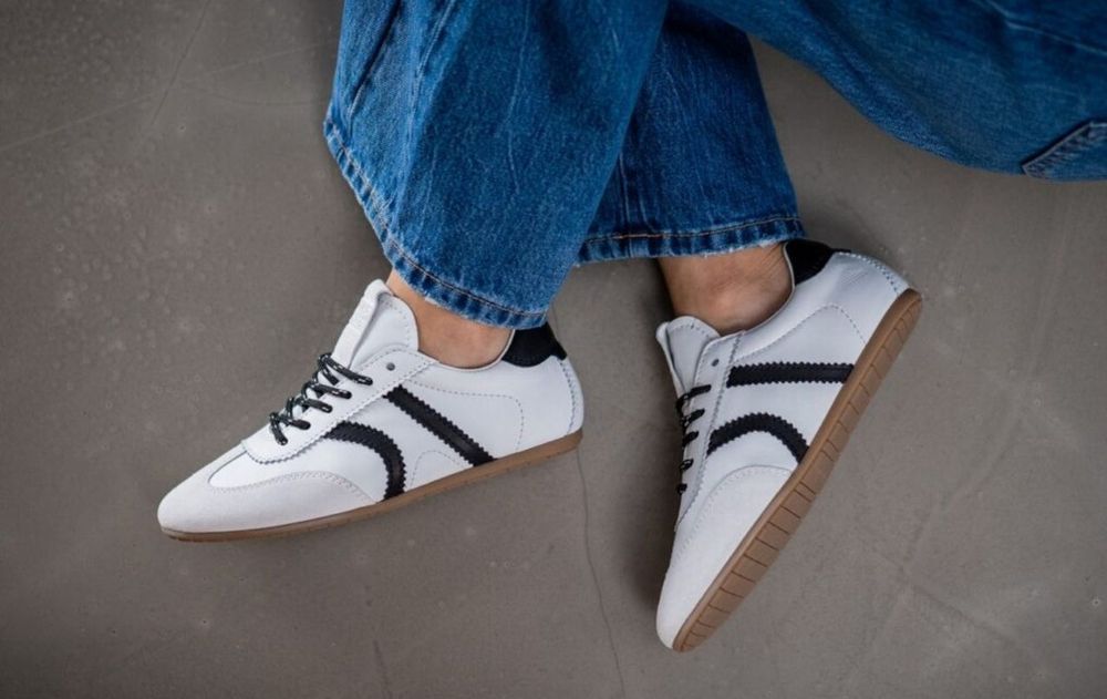 El estilo recupera una idea que parecía haber quedado atrás: que una zapatilla puede ser cómoda e informal sin necesidad de tener una suela gruesa.