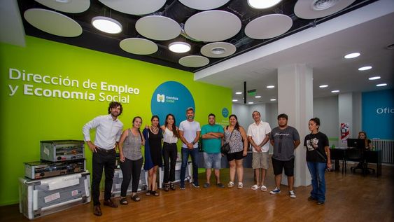 Ulpiano Suarez entregó equipamiento de trabajo a emprendedores de la economía social