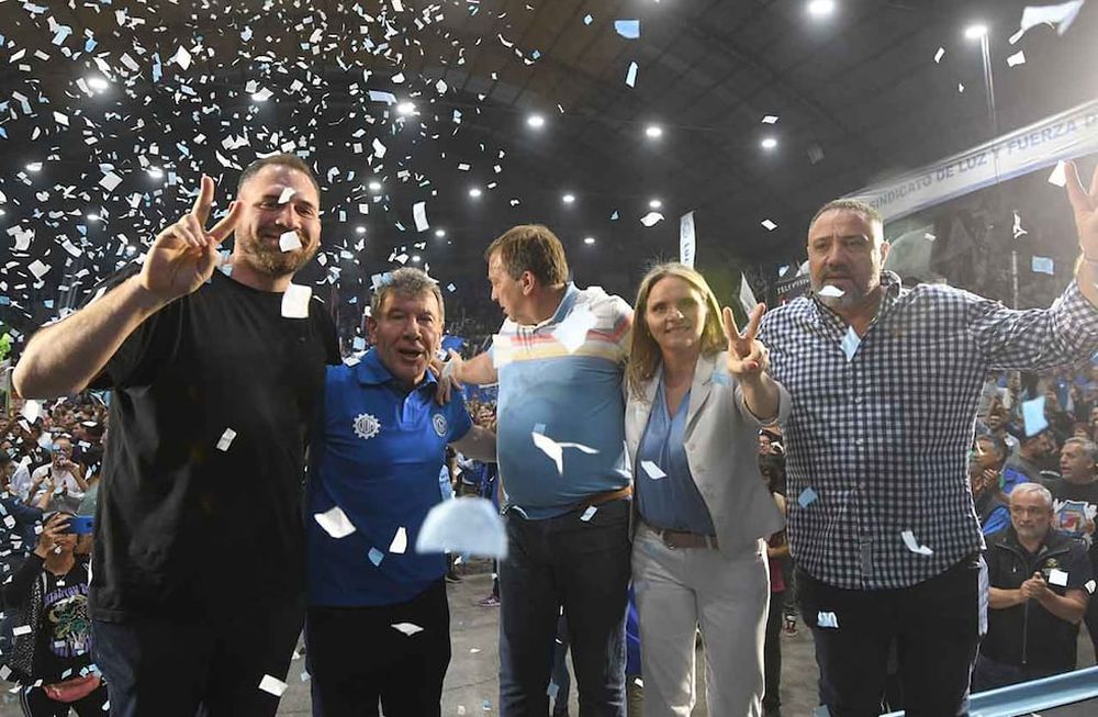 En el cierre de campaña de los candidatos a Diputados Nacionales por Mendoza estuvieron los gremios con fuerte presencia. Lautaro Cruciani (Movimiento Evita), Luis Márquez, Martín Aveiro, María Amalia Granata y Ricardo Letard en el Club YPF Petroleros de Godoy Cruz. Foto: Los Andes.