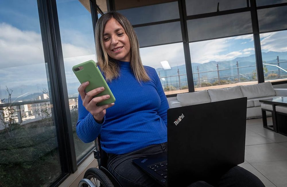 Natalia Acevedo a los 16 años tuvo un accidente de auto que cambió su vida en muchos sentidos. Hoy, con su mensaje, da fuerzas a los demás. Foto: Ignacio Blanco / Los Andes