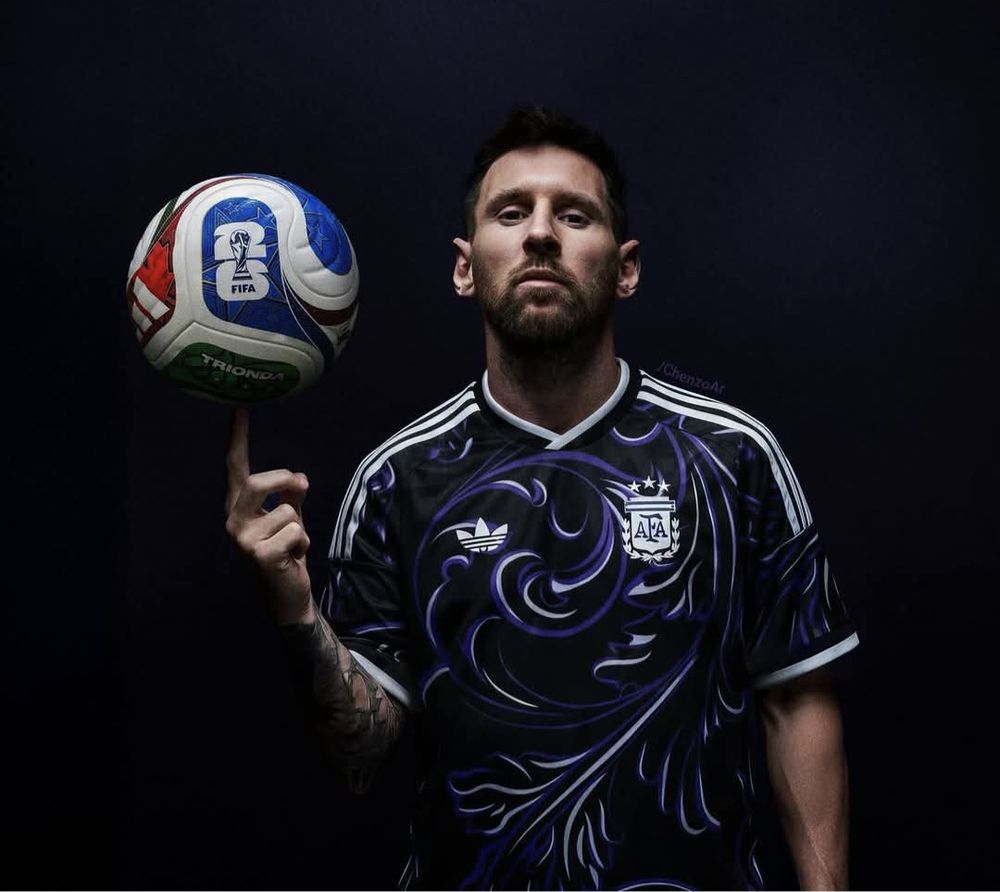 La camiseta sera una versión más oscura de lo habitual, con detalles en azul, violeta y blanco.