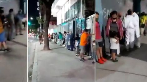 Todos los días se forman largas filas de gente para buscar sobras en una panadería porteña.