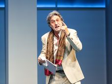 En El jefe del jefe, Peretti es Cristian, el actor que acepta el trabajo y lo toma como si fuera la actuación de su vida.