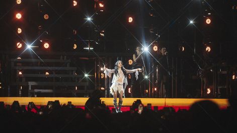 Con un equipo de 31 artistas en escena, Lali propone un show visual y musical que supera expectativas y conecta con su público.
