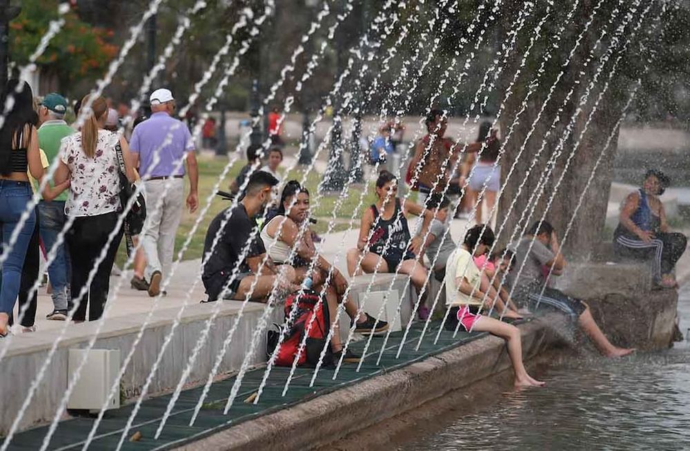 Intenso calor en la provincia de Mendoza con temperaturas en ascenso. Foto: la gente se refresca a la orilla del lago del parque General San Martin. José Guitérrez / Los Andes.