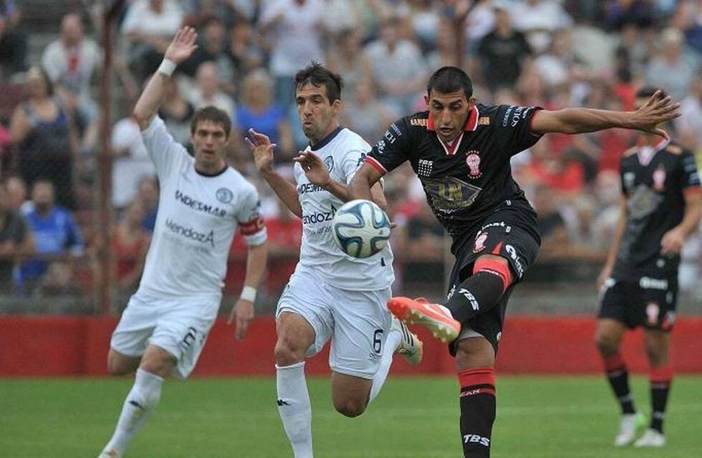 La Lepra cayó goleada ante Huracán, que deberá jugar una final por el ascenso