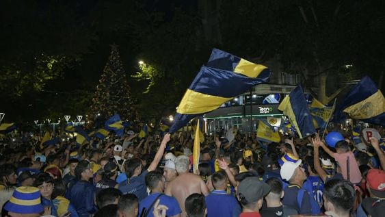 Festejos Hinchas de Boca en Peatonal y San Martín. Foto Orlando Pelichotti