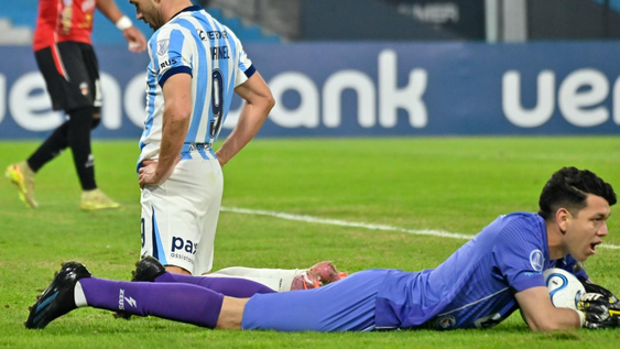 Maravilla Martínez se retiró sin consuelo del estadio de Avellaneda, tras el empate que dejó a Racing eliminado de la Copa Sudamericana. No fue la noche del goleador.
