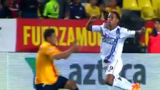 La increíble simulación de Ronaldinho, con un piletazo que causó risa