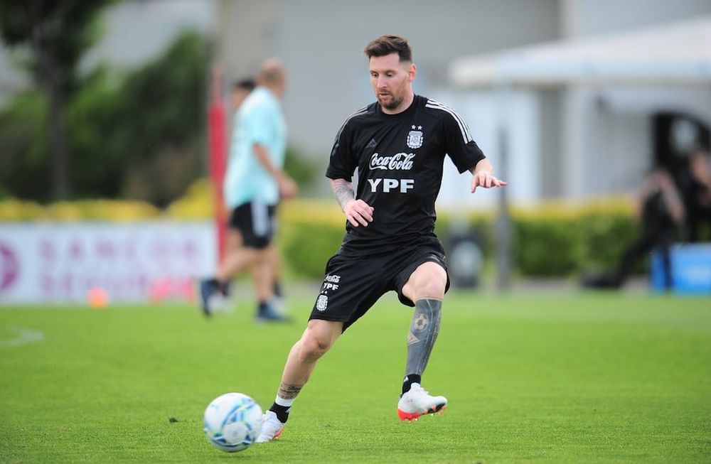 Lionel Messi entrenó junto a sus compañeros en la Selección Arentina. / Clarin.