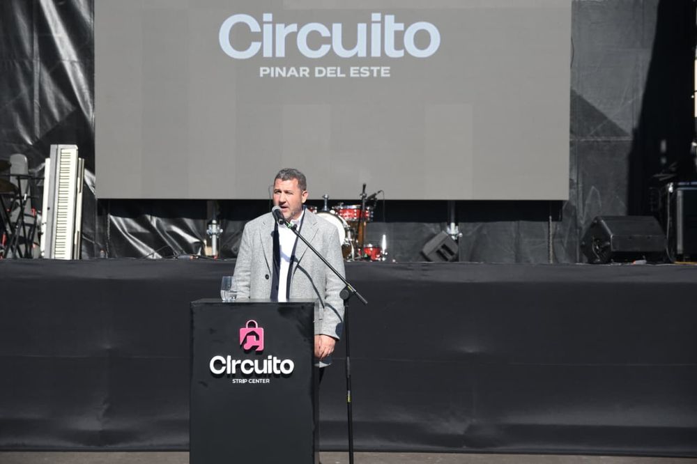 Flavio Kristich durante su discurso inaugural, en el que destacó el crecimiento de Grupo Kristich y la apuesta por nuevos desarrollos comerciales. 